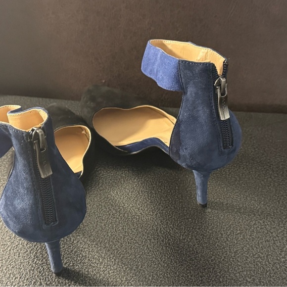 BCBGeneration Black and Blue Heels with Striking Design - Picture 3 of 4